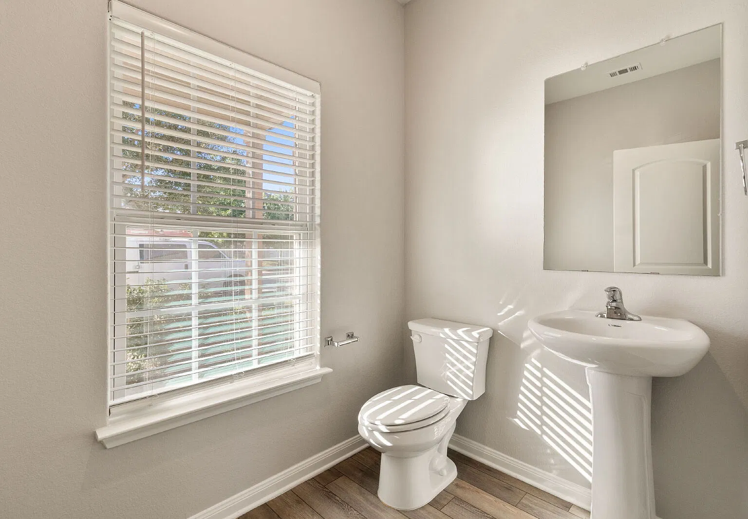 4 bed, 2.5 bath, 2189 sqft, $2,200 — Photo 2