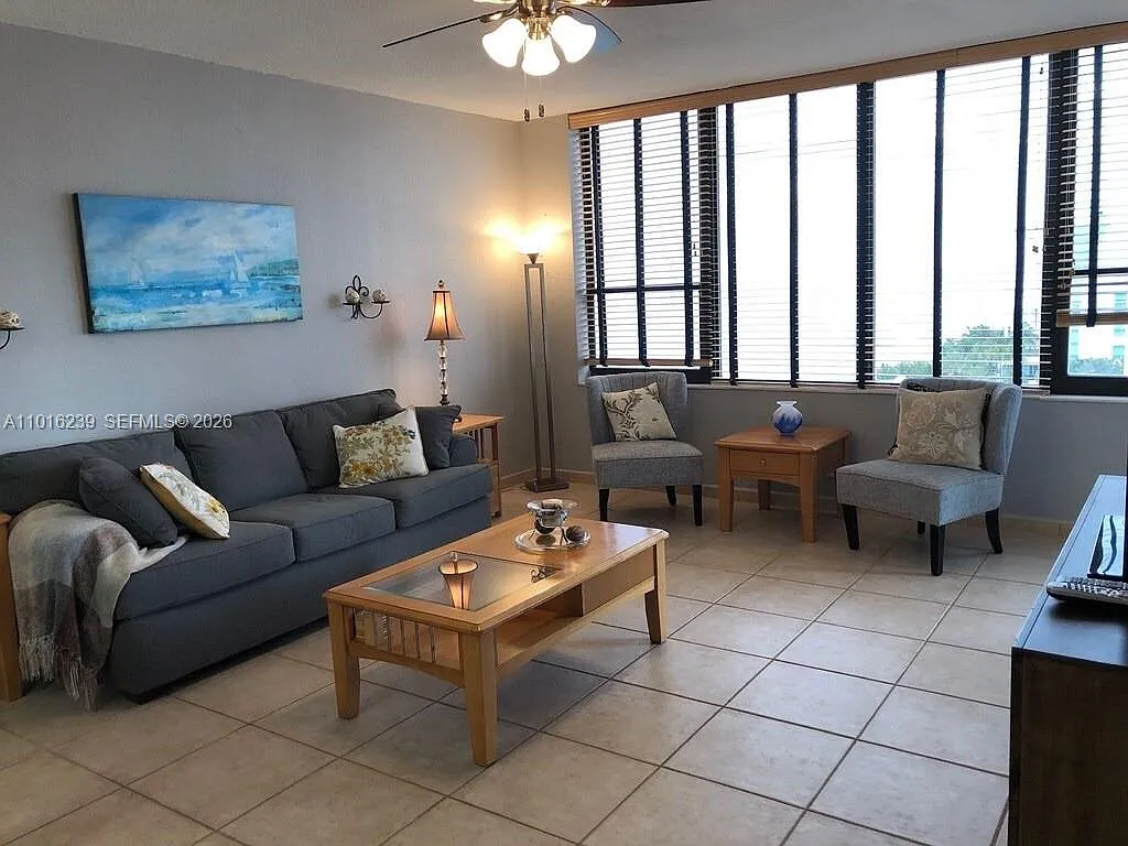 Alexander Towers Condo — Photo 4