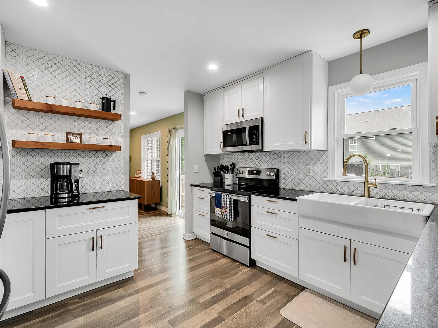 4 bed, 2.5 bath, 2040 sqft, $4,500 — Photo 3