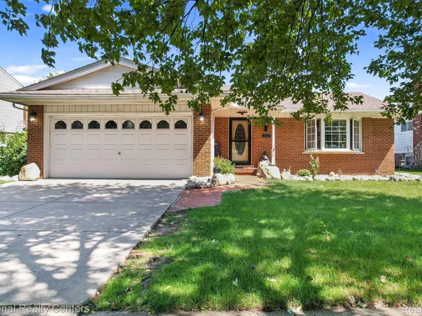 24221 Heritage Dr, Woodhaven, MI 48183