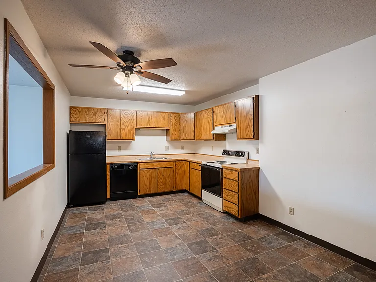 Fargo, ND Southview Village Apartments | Kitchen