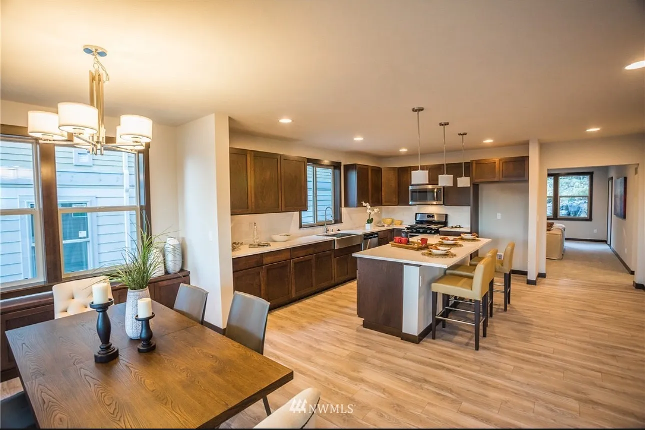 5 bed, 2.5 bath, 3392 sqft, $2,500 — Photo 4