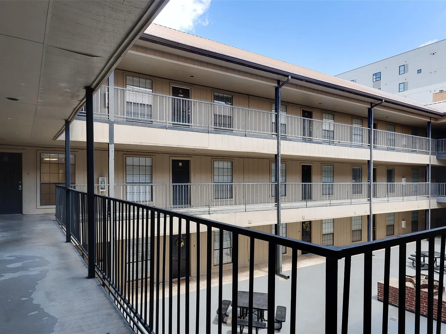 2401 Leon St — Photo 3