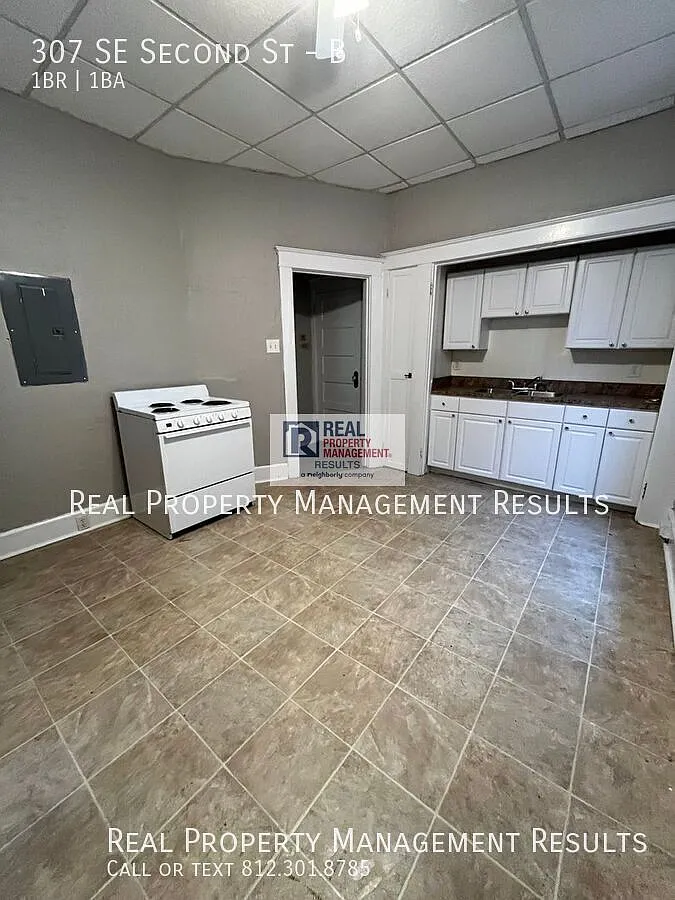 Downtown Living Near Riverfront & Dining — Photo 2