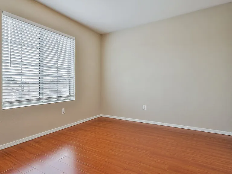 942 E Whitten St — Photo 12