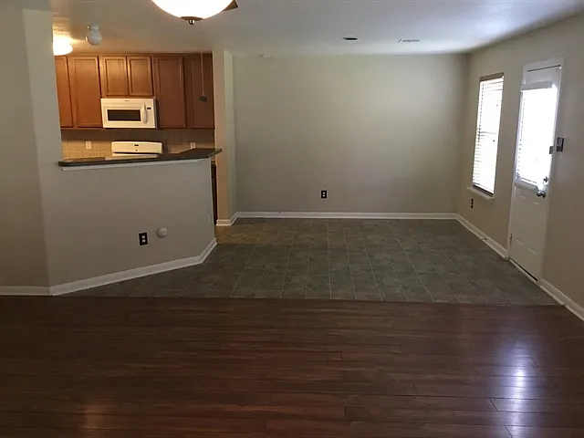 3 bed, 2.5 bath, 1734 sqft, $1,980 — Photo 3