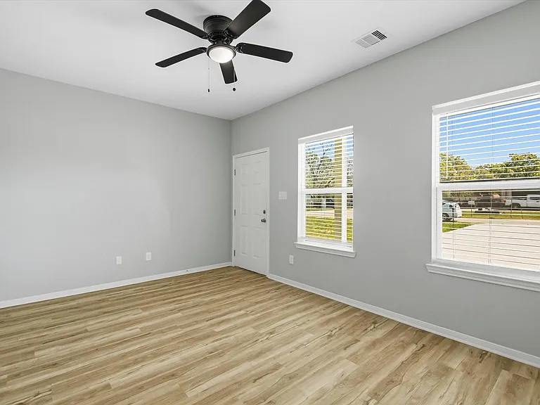 205 N Bay Ave #B — Photo 6