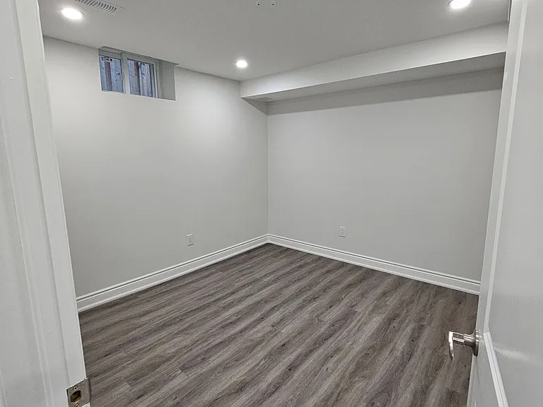 95 Northglen Blvd #BASEMENT — Photo 7