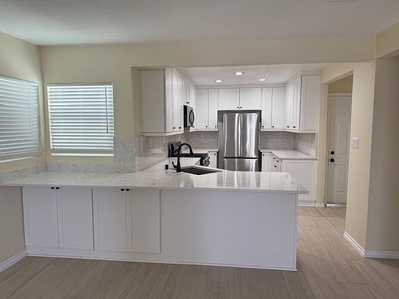 4th image of 696 Courtland Dr