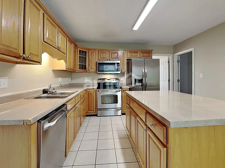 400 Wyndham Ave — Photo 3