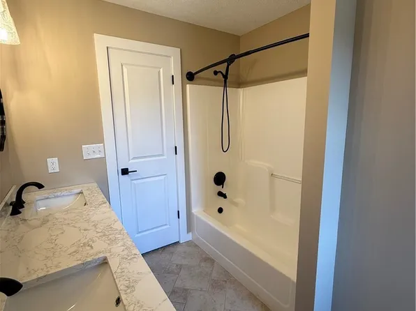 1 Meadow Ridge Dr, Hurricane, WV 25526