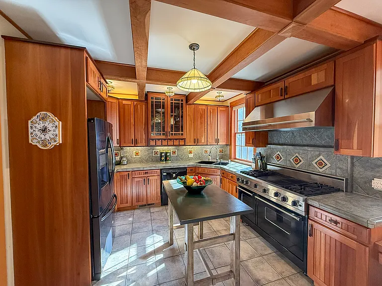 385 Coombs St — Photo 18