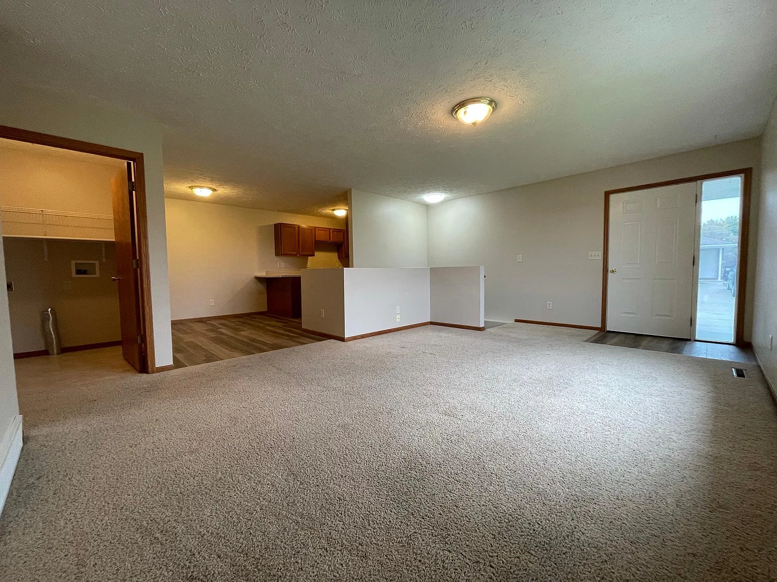 3 bed, 2016 sqft, $1,550 — Photo 2