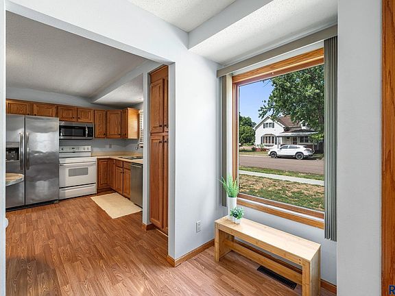 4th image of 422 E 2nd St