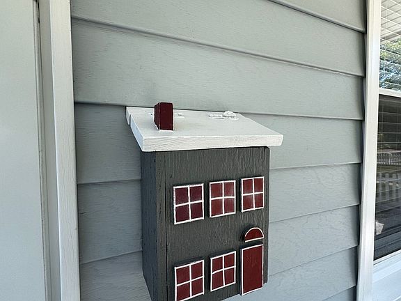 CUSTOM MAILBOX