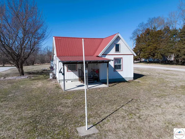 401 S 8th St, Deepwater, MO 64740
