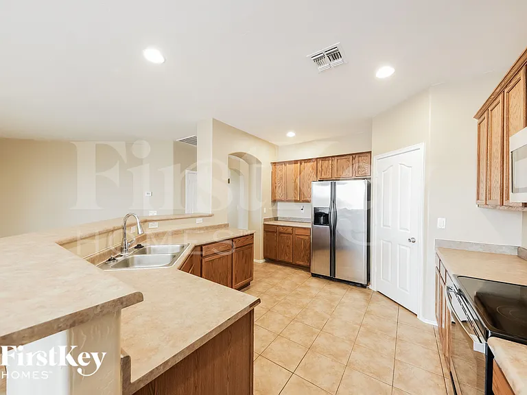 188 S 154th Ln — Photo 6