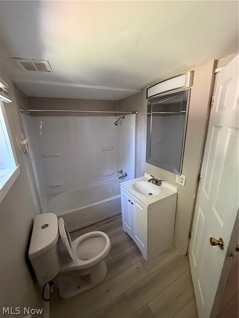 2 bed, $1,100 — Photo 2