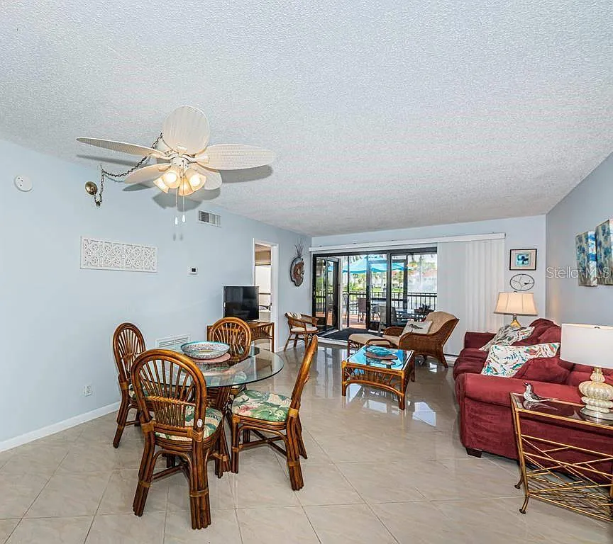 2 bed, 2.0 bath, 945 sqft, $5,790 — Photo 3