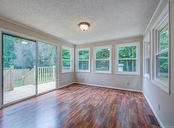 5th image of 2515 Amity Ave