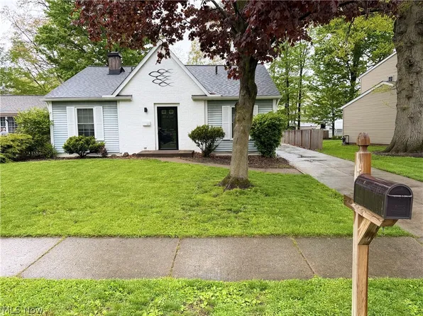 582 Forestview Rd, Bay Village, OH 44140