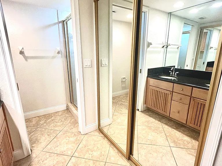 Full length mirror w/extra closet space