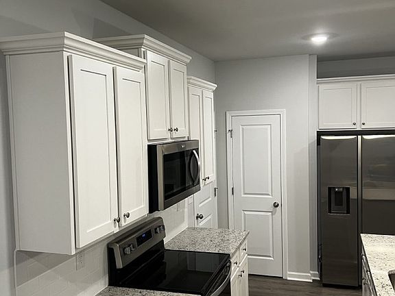 SIDE VIEW OF THE KITCHEN