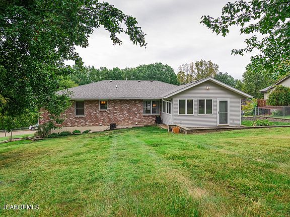 5th image of 819 Troy Dr