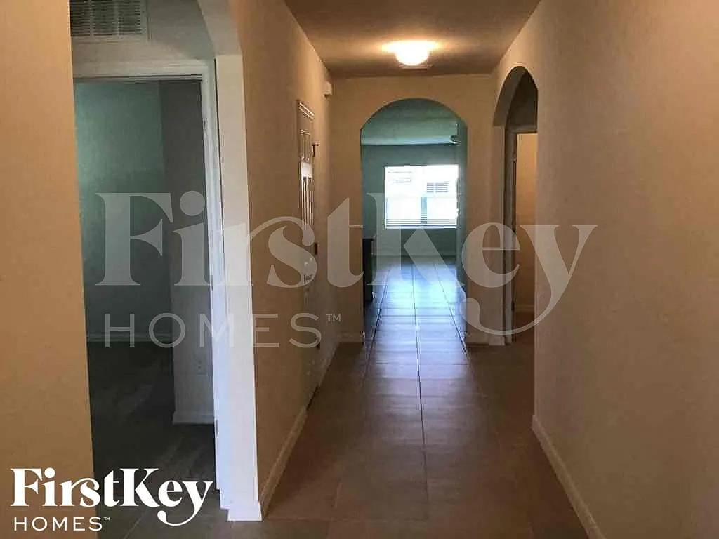 4 bed, 2.0 bath, 1828 sqft, $1,715 — Photo 2