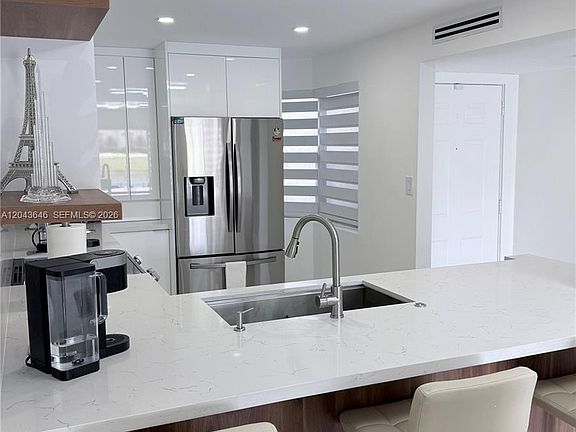 4th image of 601 SW 113th Way #601
