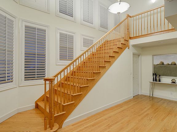 3rd image of 934 Lakeview Way