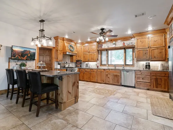 132 Southside Dr, Gainesville, TX 76240
