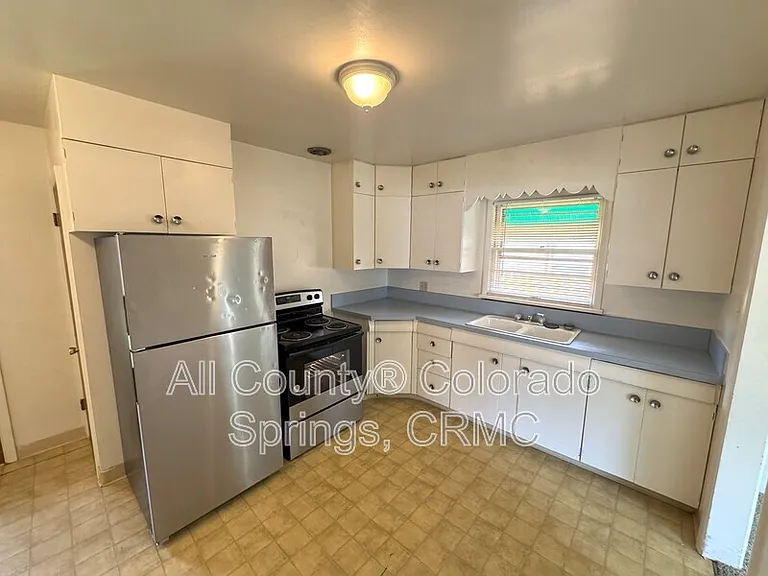 1407 E Platte Ave — Photo 4