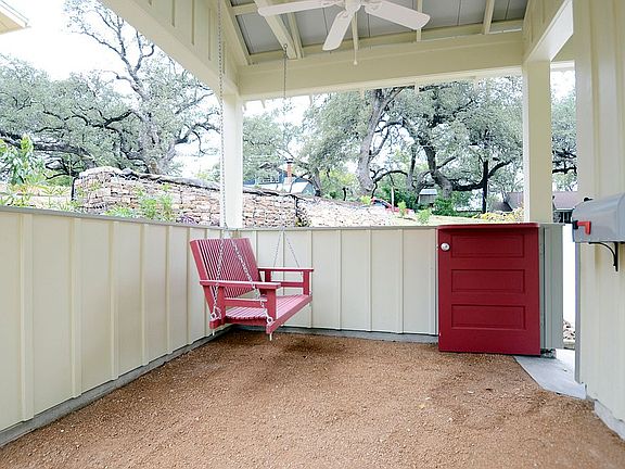 Side A entry porch w/ swing