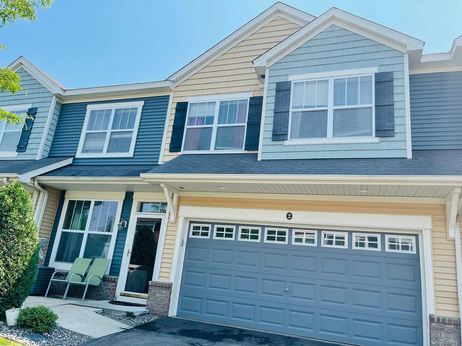 3 bed, 2.5 bath, 1689 sqft, $2,400 — Photo 1