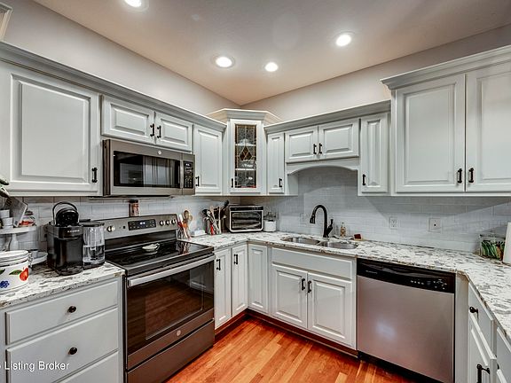 5th image of 895 Woodlawn Rd #3