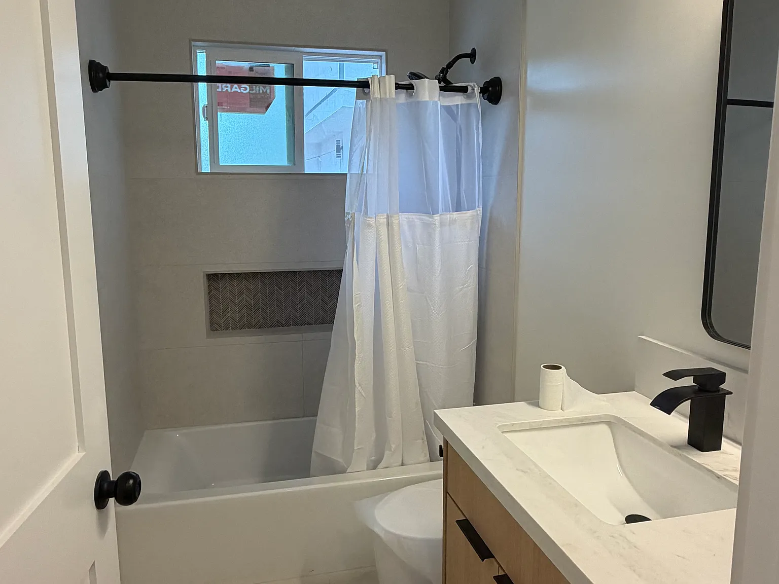 3 bed, 1150 sqft, $5,500 — Photo 2