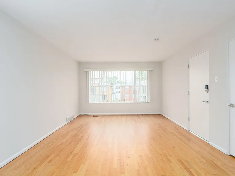 Lindenwood Heights Apartments — Photo 22
