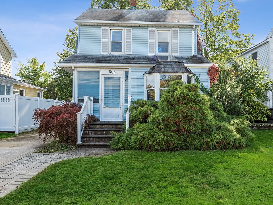 1st image of 609 Hughes St