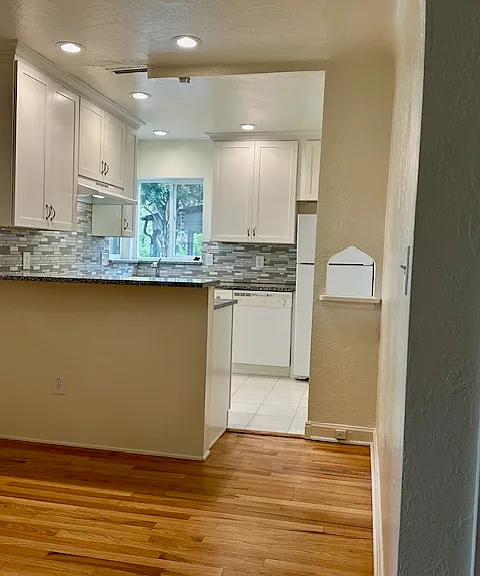 Bar counter/eating nook and kitchen
Kitchen 9' x 8'
Eating nook 9' x 5'6"