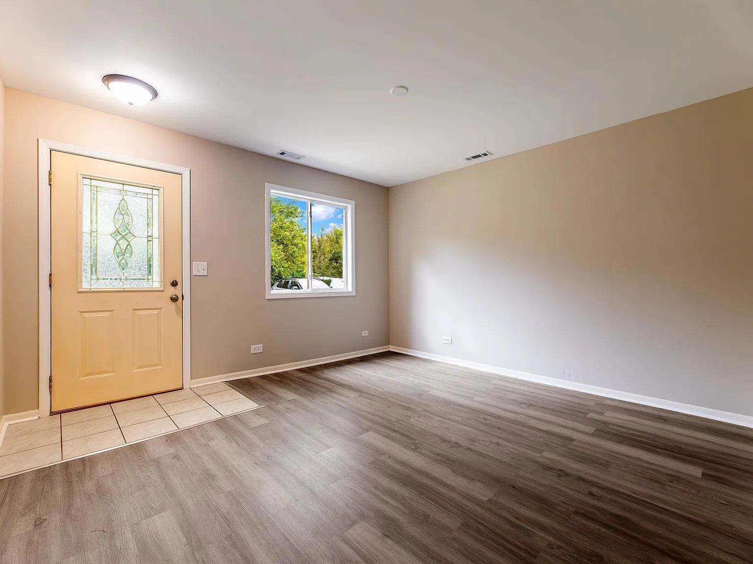 3 bed, 1.0 bath, 1100 sqft, $2,800 — Photo 2
