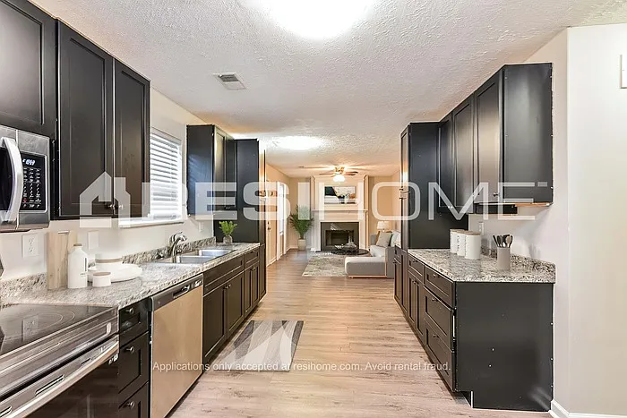 4 bed, 2.5 bath, 2200 sqft, $2,280 — Photo 2