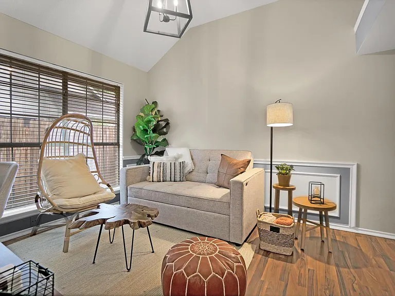 232 Brittany Dr — Photo 8