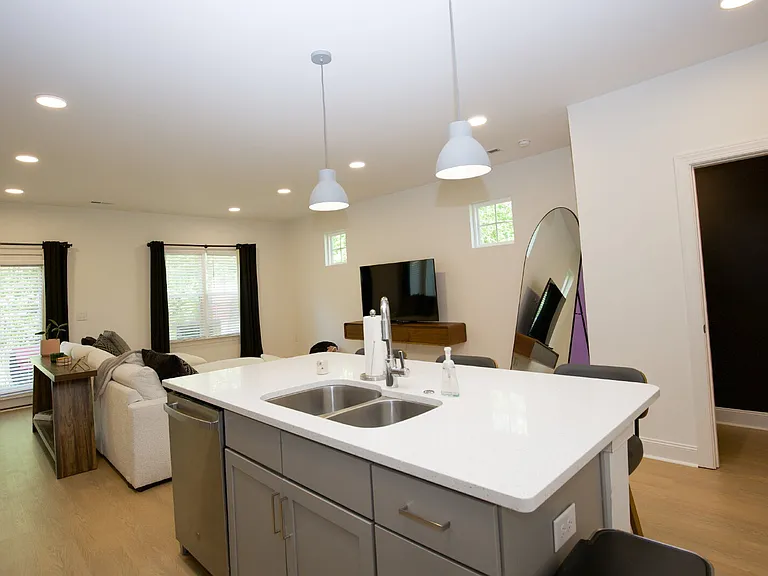 381 James St — Photo 10