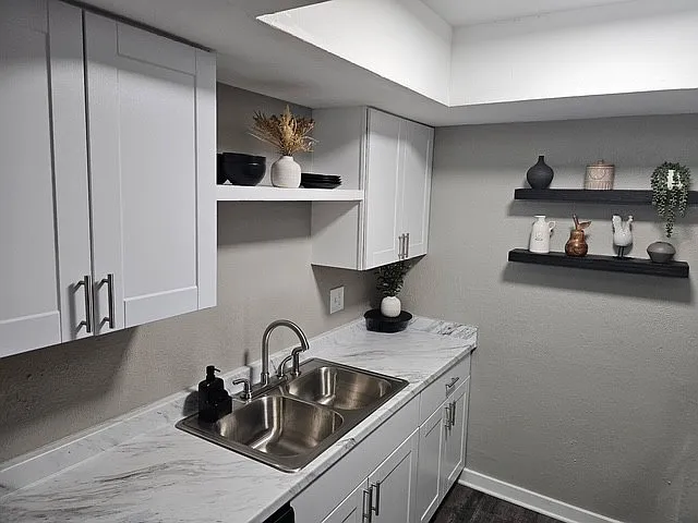 Castle Hill Apartments — Photo 13