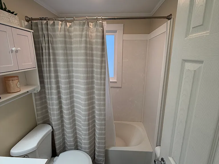 402 Roseberry St — Photo 13