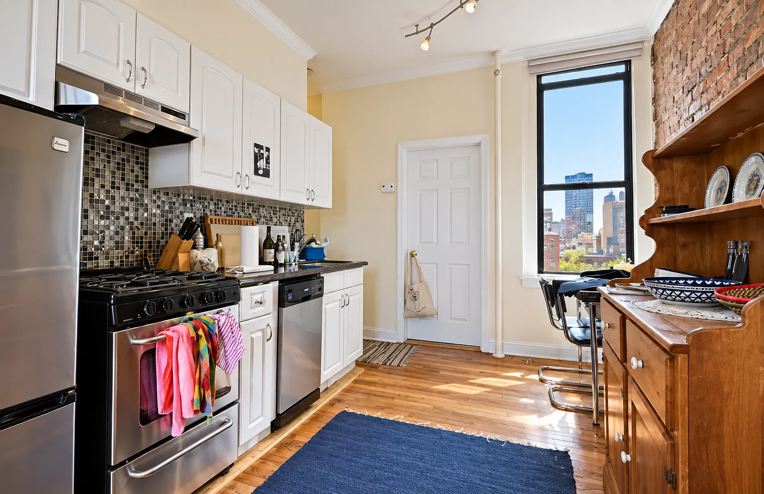 411 East 6th Street — Photo 2