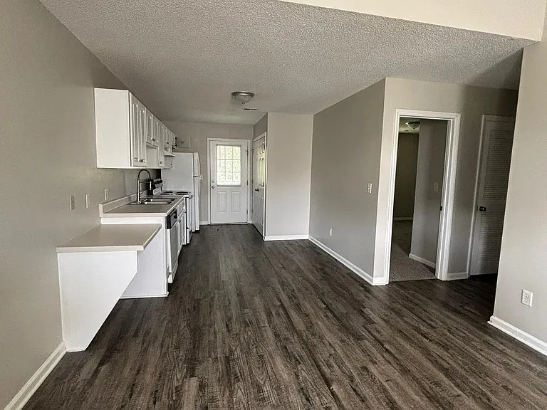 Georgetowne Apartments — Photo 16