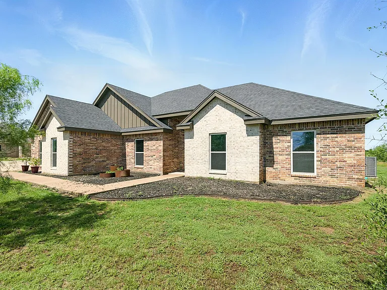 7433 FM 603 — Photo 2