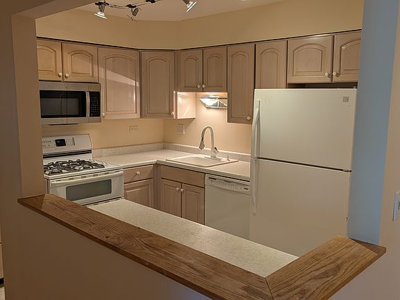 5th image of 7441 Blackburn Ave APT 204